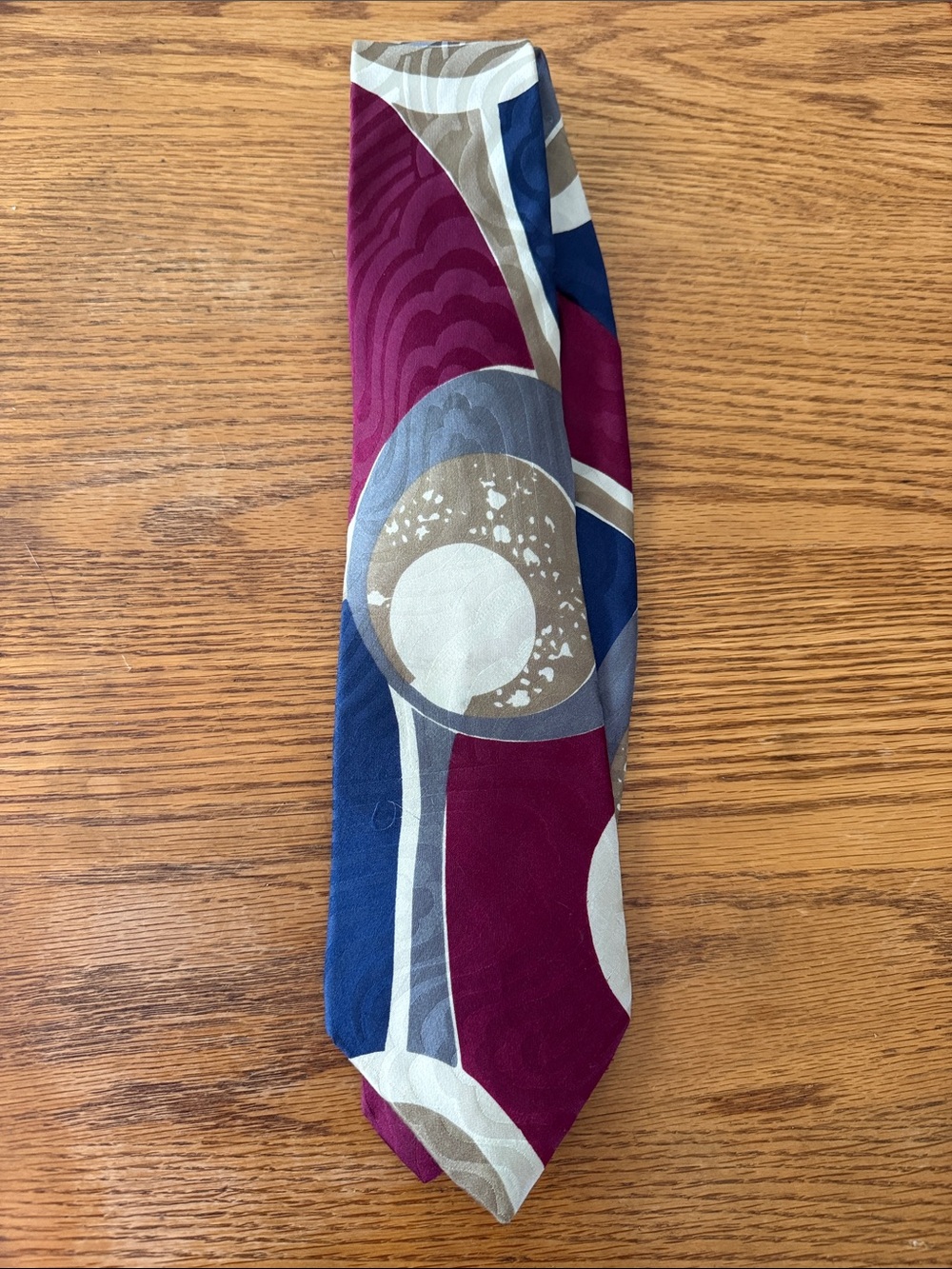 Club fellow Silk Geometric Print Tie in Burgundy, Navy & Taupe